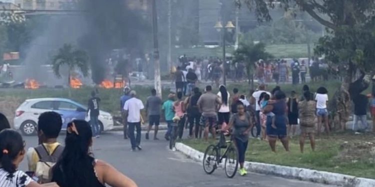 “Tira a farda dele”, grita população durante protesto por Gabriel na Estrada do Coco