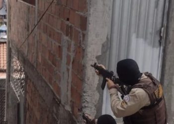 Patrulhamento de guerrilha é função da PM? Qual o perfil do novo traficante? Porque a violência aumentou e porque morrem inocentes? 