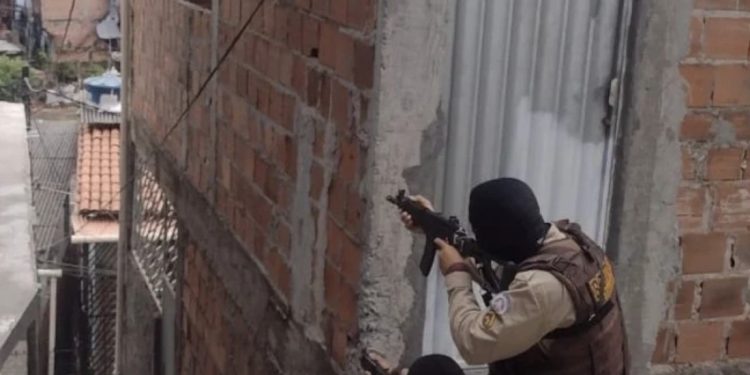 Patrulhamento de guerrilha é função da PM? Qual o perfil do novo traficante? Porque a violência aumentou e porque morrem inocentes?