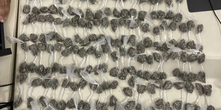 Candeias: PETO encurrala e prende traficante com 229 buchas de maconha no Santo Antônio