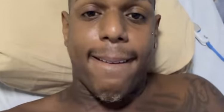 Após desmaio em show, Oh Polêmico publica foto em hospital