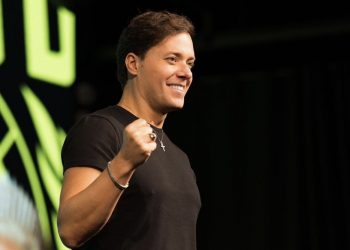 Em culto, Pastor André Valadão sugere a evangélicos matar pessoas LGBTQIA+