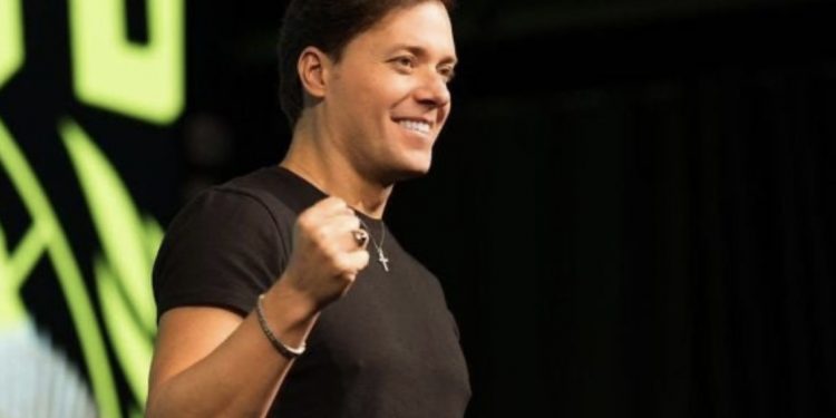 Dino diz que pastor Valadão vai responder por incitar fiéis contra pessoas LGBT+