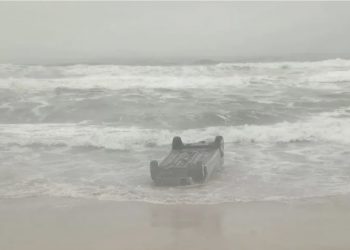 carro é encontrado dentro do mar em praia de Lauro de Freitas