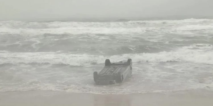 carro é encontrado dentro do mar em praia de Lauro de Freitas