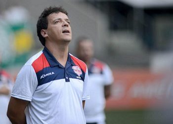 Treinador interino da seleção, Diniz não receberá salário em dobro