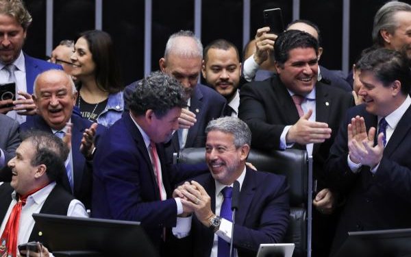 Câmara aprova PEC da reforma tributária em dois turnos