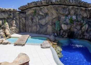 Cantora baiana processa motel de Salvador após tomar banho em piscina cheia de esperma