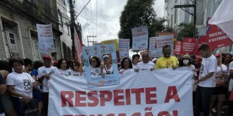 Professores da rede estadual paralisam atividades nesta quinta