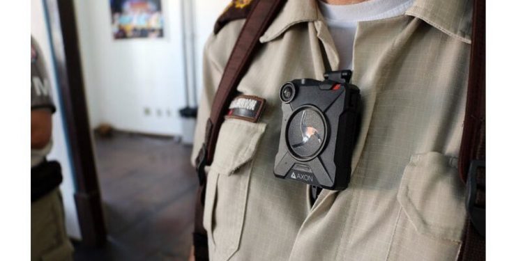 Flávio Dino anuncia doação de câmeras em uniformes de policiais na Bahia