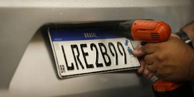 Projeto de lei prevê que placas de veículos voltem a informar cidade e estado