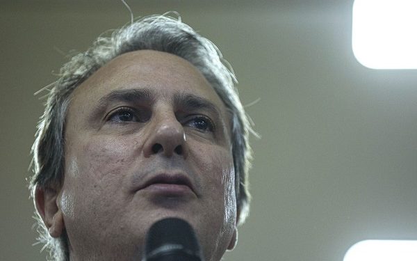 Governo prepara ações para garantir que jovens terminem o ensino médio