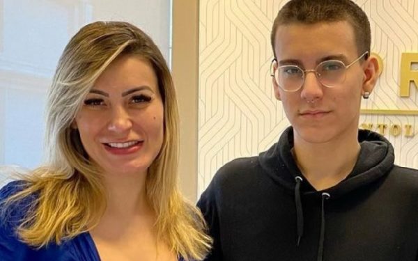 Andressa Urach revela que filho grava seus conteúdos adultos: ‘extremamente profissional’