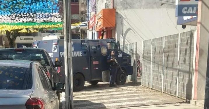 Candeias: Carros-fortes atrapalham o trânsito, mas têm amparo legal do Conselho Nacional de Trânsito (Contran)