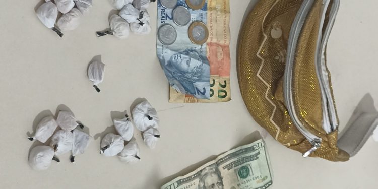 Peto prende passageiro com drogas dentro de ônibus em Candeias