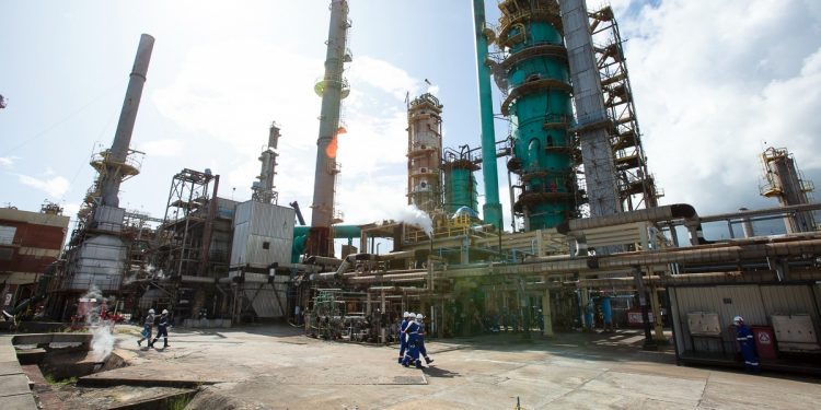 Moradores denunciam emissão de gases poluentes vindo de Refinaria e Transpetro em Madre de Deus