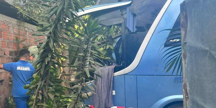 Ônibus da empresa Aguiabranca invade casa após motorista passar mal em Candeias