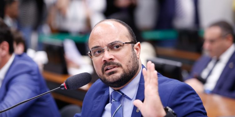 “Só se combate o crime na Bahia é na bala! É com tiro!! Bandido que atira em polícia para matar tem que tomar tiro para morrer”, dispara Capitão Alden na Câmara Federal