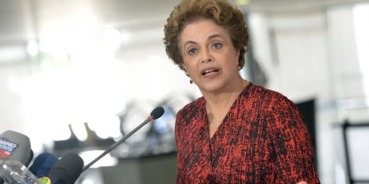 PT articula devolução simbólica do mandato de Dilma