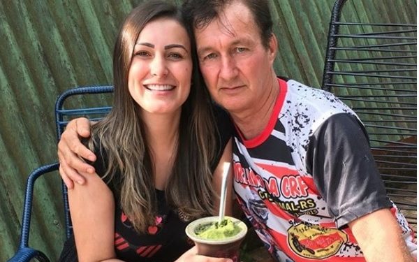 Pai de Andressa Urach faz xingamentos pesados a modelo: ‘sem valor’