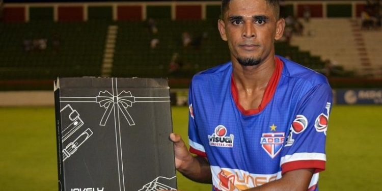 Atacante Deon, do Bahia de Feira, passa mal e morre durante treino