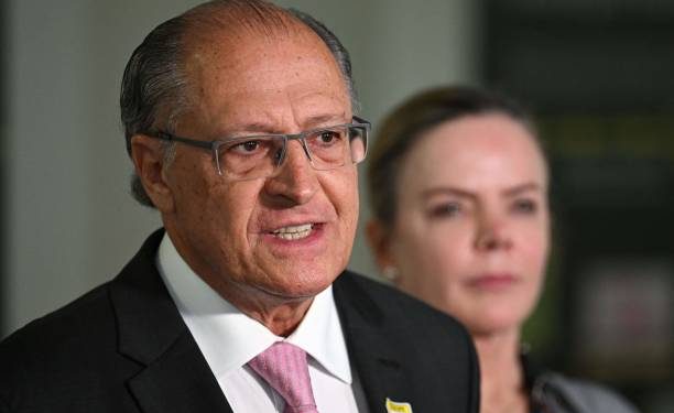Alckmin veta PL que obriga estados e municípios a dar uniforme escolar