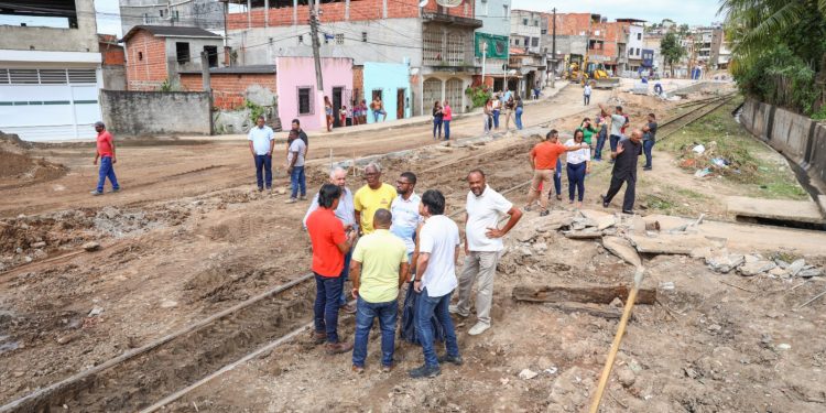 Em comemoração ao aniversário da cidade, Gestão assina Ordem de Serviço para pavimentação do Malembá de Baixo