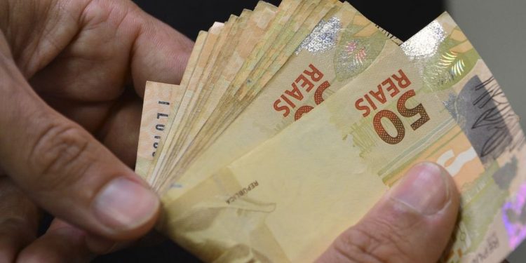 Orçamento 2024: Governo vai enviar proposta de aumento no salário mínimo, de R$ 1.320 para R$ 1.421