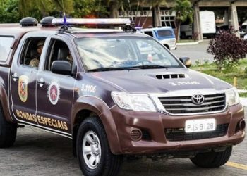 Simões Filho: Rondesp é recebida a tiros por bandidos com fuzis e traficante é preso com drogas e roupas do exército