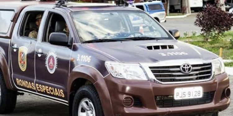 Simões Filho: Rondesp é recebida a tiros por bandidos com fuzis e traficante é preso com drogas e roupas do exército