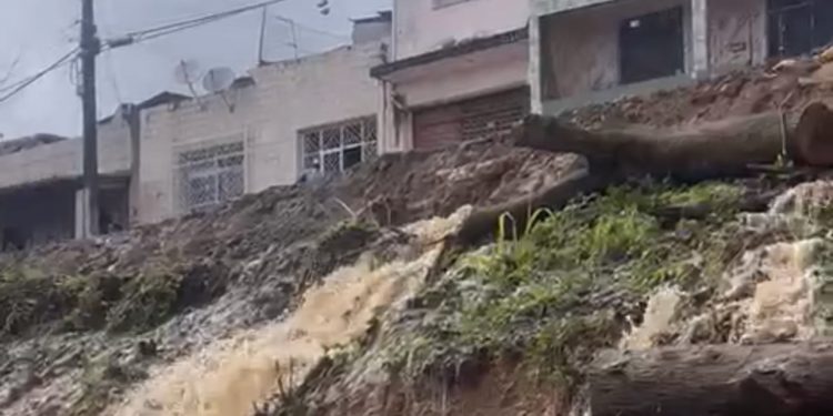 Candeias: Embasa informa que regularização de adutora que rompeu durante serviço de pavimentação na Wanderlei de Araújo pode durar até 48 hs