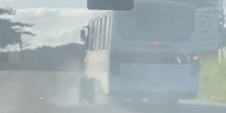 Candeias: Cooperativa de Transporte emite nota sobre incidente e afirma que ônibus em que a roda soltou é um dos mais novos da frota