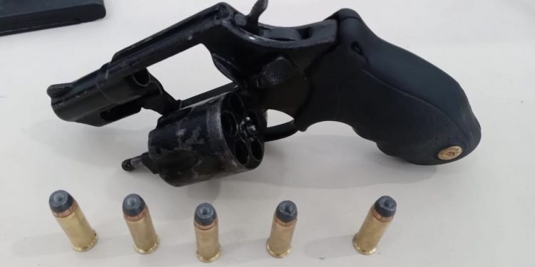 Mototaxista invade quartel da PM em Candeias para fugir de bandido armado com “38” na garupa da moto