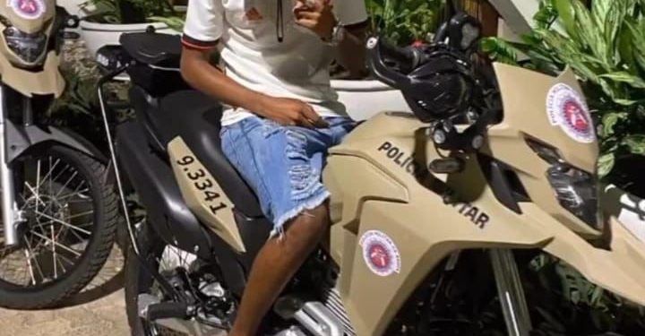 Jovem faz sinal de facção em moto da PM, é pego pela polícia e se desculpa
