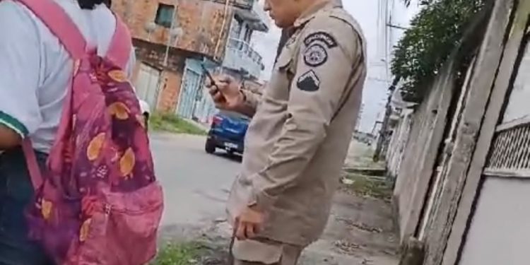 Policial que intimidou estudante após retrovisor quebrar em seu braço, é funcionario do Colégio Militar de Candeias 