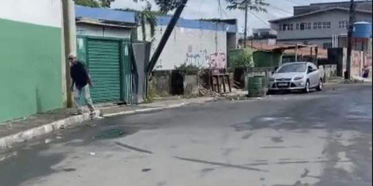 Tragédia anunciada: Moradores temem queda de poste em Candeias 