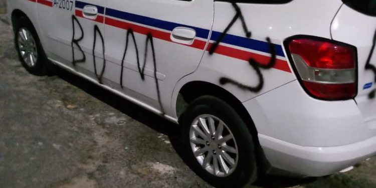 NOITE DE TERROR: traficantes colocam iniciais da facção BDM em táxi de morador no bairro São Caetano e população pede socorro