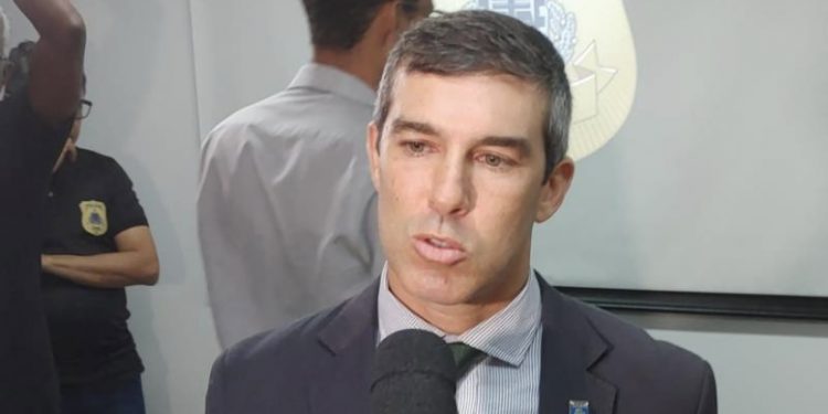 Secretário de Segurança Pública admite chegada de facções cariocas na BA, destaca aumento na apreensão de fuzis e cobra leis duras: “crime contra vida não pode ser balizado”