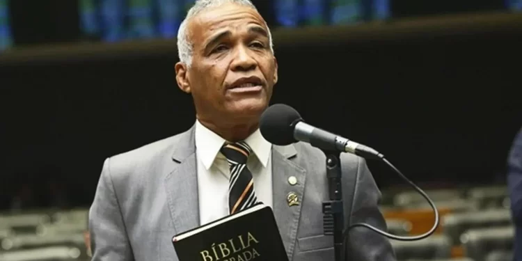 Veja: Isidório se mete em baixaria e chama deputada trans de “amigo”