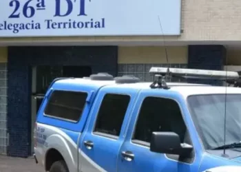 Mulher invade delegacia e esfaqueia dois policiais em Camaçari