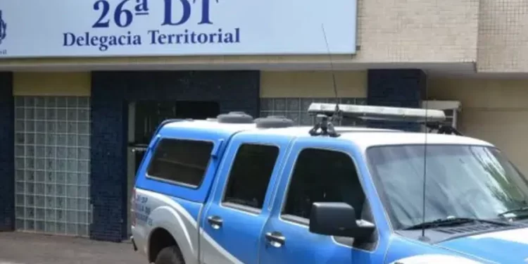 Mulher invade delegacia e esfaqueia dois policiais em Camaçari