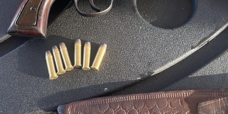 PM apreende mais de 5 mil litros de gasolina adulterada e revólver 38 em Candeias; dono do depósito foi preso