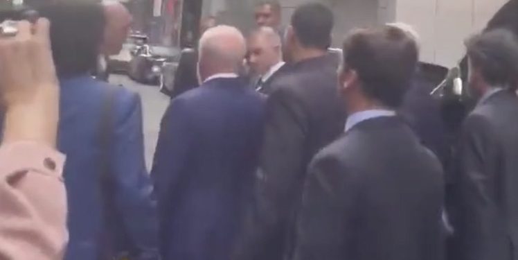 Lula tenta fugir mas é alvo de protestos em NY: “ladrão e pinguço”