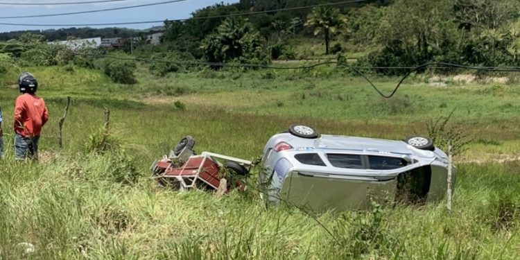 Motorista perde controle da direção e carro capota em Candeias 