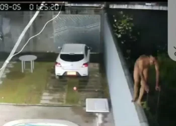 Homem é visto andando pelado no muro de uma casa em Camaçari