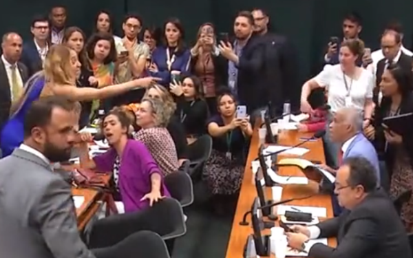 Deputada abre representação contra Isidório e pede indenização de R$ 3 mi por fala transfóbica