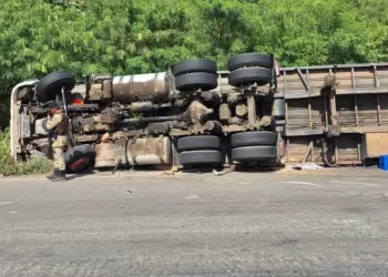 Caminhão com carga da Ambev tomba na rotatória do Polo de Camaçari