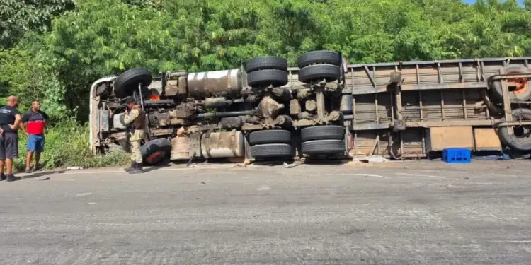 Caminhão com carga da Ambev tomba na rotatória do Polo de Camaçari