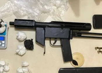 VULGO ‘DD’: homem é preso pela PM com cocaína e submetralhadora em São Francisco do Conde