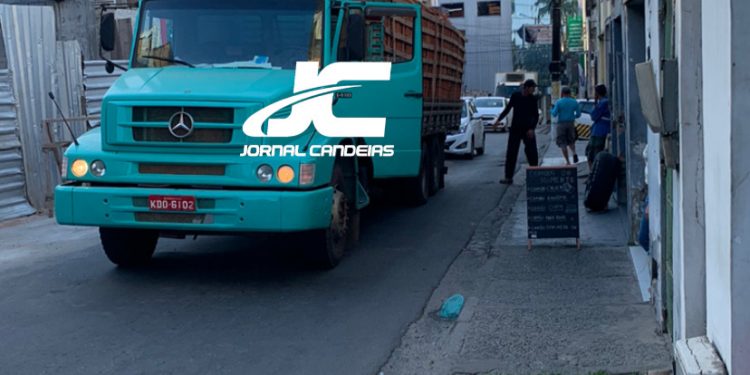 Candeias: Pneu estoura e caminhão carregado de tijolos quase tomba na Rua do Passé